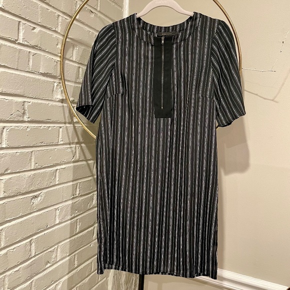 BCBG MaxAzria Tunic Blouse Size XS Black and White. Stylish short-sleeved design - Picture 1 of 9